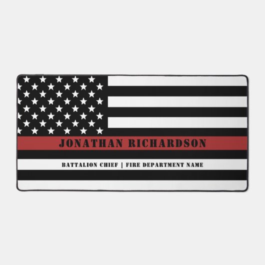 Personalisierter Feuerwehrhelfer mit dünner roter Schreibtischunterlage (Vorderseite)