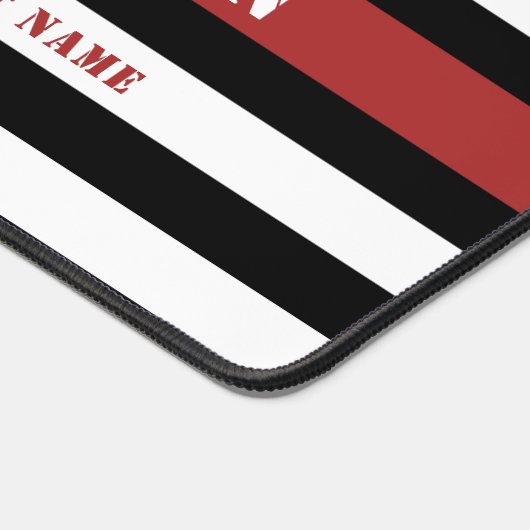 Personalisierter Feuerwehrhelfer mit dünner roter Schreibtischunterlage (Ecke)