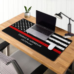 Personalisierter Feuerwehrmann mit dünner roter Li Schreibtischunterlage<br><div class="desc">Thin Red Line Feuerwehrschiff Desk Mat - Amerikanische Flagge in Firefighter Flag Farben, Vintag schwarz und rot Design . Personalisieren Sie Ihre Einstellungen mit dem Namen und dem Rang des Feuerwehrmanns. Diese personalisierte Feuerwehrschreibmatte ist ideal für Feuerwehr, Feuerwehr und Feuerwehrmann. COPYRIGHT © 2023 Judy Burrows, Black Dog Art - Alle...</div>