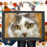 Personalisierter Foto mit benutzerdefiniertem Name Tri-fold Geldbeutel<br><div class="desc">Laden Sie ein Foto hoch, fügen Sie Text hinzu und erstellen Sie ganz einfach Ihre personalisierte Brieftasche. Klicken Sie auf BEARBEITEN, um die Textfarbe zu ändern. Sie können dieses Design auf anderen Zazzle-Produkten übertragen und an die meisten Zazzle-Produkte anpassen. Standard Studio-Designs werden in hochauflösender Grafik für berufliche Drucke erstellt. Vielen...</div>