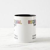 Personalisierter Freizeittherapeut Zweifarbige Tasse (Mittel)