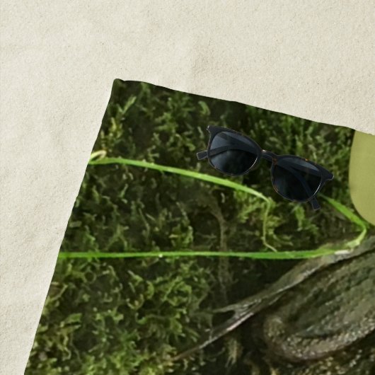 Personalisierter Frosch auf einem Mossy Rock Foto Strandtuch (Beispiel)