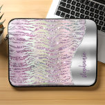 Personalisierter Funkelnd Rosa Diamanttrommel Laptopschutzhülle<br><div class="desc">Dieses schicke Design zeichnet sich durch ein digitales Bild aus funkelnd irisierenden Diamantenchips aus, die in einem Muster angeordnet sind, das Tigerstreifen in leuchtenden Rosa- und lila-Tönen imitiert. Ein silbernes Folienbild auf der rechten Seite in Form einer Welle, die mit silberfarbenem Imitat-Glitzer umrahmt ist, liefert den Hintergrund für Ihren Namen...</div>