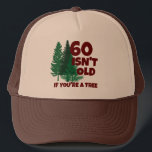 Personalisierter Funny Birthday Old Age Trucker Ha Truckerkappe<br><div class="desc">Das individuell gestaltete Birthday-Design mit grünen Waldbäumen mit dem lustigen Zitat (Alter) ist nicht alt,  wenn man ein Baum ist. Dieses große Gag Geschenk wird die meisten Lachen auf der Geburtstagsfeier.</div>