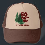 Personalisierter Funny Birthday Old Age Trucker Ha Truckerkappe<br><div class="desc">Das individuell gestaltete Birthday-Design mit grünen Waldbäumen mit dem lustigen Zitat (Alter) ist nicht alt,  wenn man ein Baum ist. Dieses große Gag Geschenk wird die meisten Lachen auf der Geburtstagsfeier.</div>