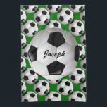 Personalisierter Fußball-Ball auf Fußball-Muster Geschirrtuch<br><div class="desc">Ein Fußball-Fußball-Design, das vollständig mit Ihrem eigenen Namen oder Text anpassbar ist. Der Hintergrund ist mit einem Muster von Fußball-Bälle auf einem Fußballplatz grün. Ideal für Fußball-Spieler, Fußballtrainer oder Fußballfans. Andere Farbkombinationen der Fußball-Mannschaftsfarben sind in unserem Geschäft erhältlich und wir freuen uns auf Ihre individuellen Wünsche, kontaktieren Sie uns einfach...</div>