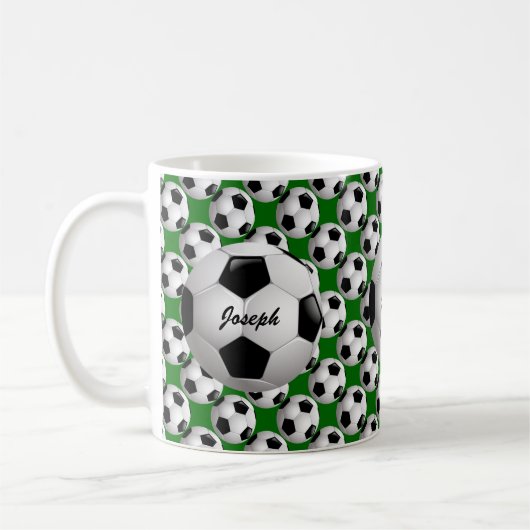 Personalisierter Fußball-Ball auf Fußball-Muster Kaffeetasse (Links)
