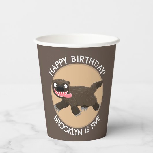 Personalisierter Geburtstag des sonnigen hungrigen Pappbecher (Rückseite)