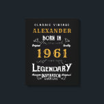 Personalisierter Geburtstag Geboren 1961 Vintag Leinwanddruck<br><div class="desc">Eine personalisierte Leinwand für den Geburtstagsschüler, der 1961 geboren und 60 Jahre alt wurde. Fügen Sie den Namen zu diesem Vintagen Retrostil Schwarz, Weiß und Gold für ein individuelles 60. Geburtstagsgeschenk hinzu. Bearbeiten Sie den Namen und das Jahr einfach mit der Vorlage. Ein wunderbares, individuelles, schwarzes Geburtstagsgeschenk. Mehr Geschenke und...</div>