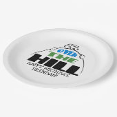 Personalisierter Geburtstag über dem Hügel Pappteller (Schrägansicht)