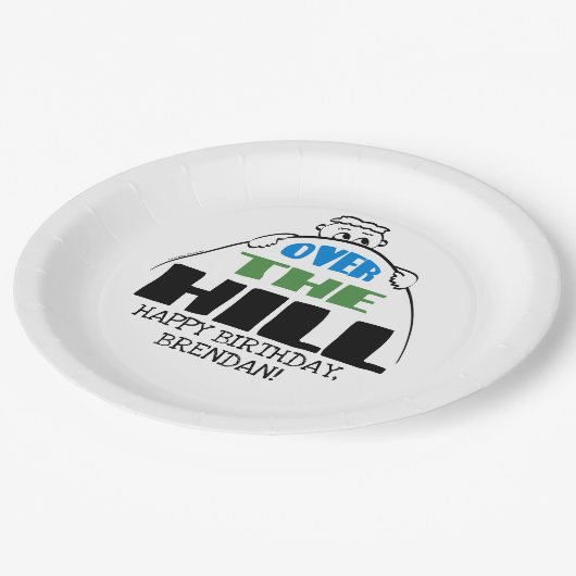 Personalisierter Geburtstag über dem Hügel Pappteller (Schrägansicht)