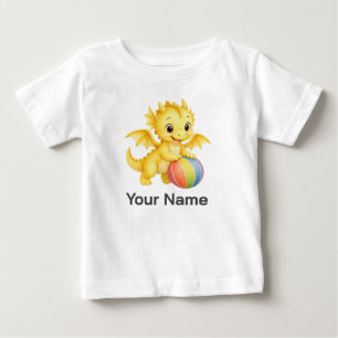 Personalisierter gelber Babydrache spielt Ball Baby T-shirt