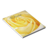 Personalisierter gelber Rosenaufkleber Notizblock (angewinkelt)