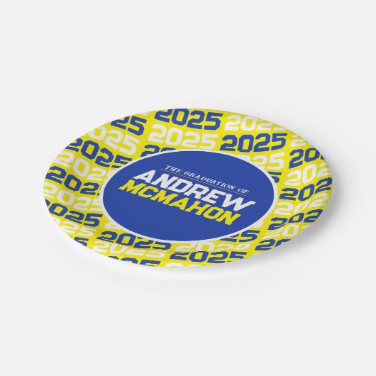Personalisierter gelber und blauer Abschluss Pappteller (Schrägansicht)