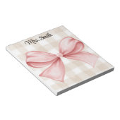 Personalisierter Gingham mit Coquette-Bogen Notizblock (angewinkelt)