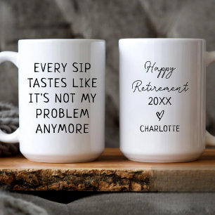 Personalisierter glücklicher Rentenkollege ermüdet Kaffeetasse