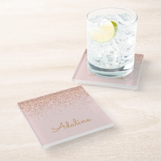 Personalisierter goldener Glitter-Monogramm-Name Glasuntersetzer (Schrägansicht)