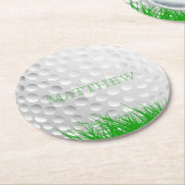 Personalisierter Golfball im Gras Runder Pappuntersetzer (Angewinkelt)