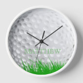 Personalisierter Golfball im Gras Wanduhr (Vorderseite)