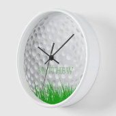 Personalisierter Golfball im Gras Wanduhr (Winkel)