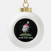 Personalisierter Golfball-Weihnachtsbaum-Santa-Hut Keramik Kugel-Ornament (Vorderseite)