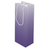 Personalisierter Gradient ombre Ultra Violet Geschenktüte Für Weinflaschen (Vorderseite Schrägansicht)