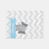 Personalisierter, grau hellblauer Zickzack Elefant Fleecedecke (Vorderseite (Horizontal))