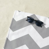 Personalisierter grauer Aquamariner Zickzack Feuer Strandtuch (Beispiel)