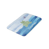 Personalisierter Grüner Frosch mit Libelle für Kin Badematte (Schrägansicht)