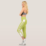 Personalisierter Grünstreifen Capri Leggings<br><div class="desc">Fügen Sie Ihren eigenen Text zu diesen funky Grün-Weiß leicht personalisieren Capri Leggings aus Ricaso</div>