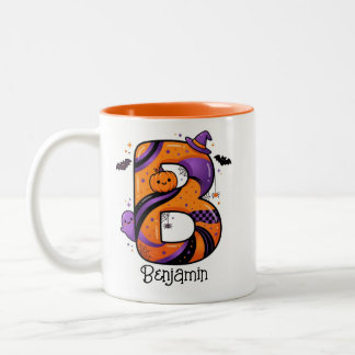 Personalisierter Halloween-Monogramm-Buchstabe B-K Zweifarbige Tasse