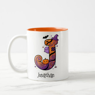 Personalisierter Halloween-Monogramm-Buchstabe J-K Zweifarbige Tasse