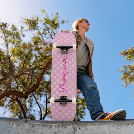 Personalisierter hellrosa Polka Dot Skateboard (Außenbereich 1)
