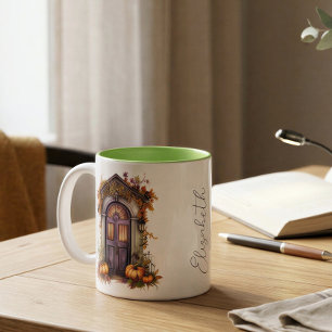 Personalisierter Herbst-Cottage-Tür-Kürbis-Dekor Zweifarbige Tasse