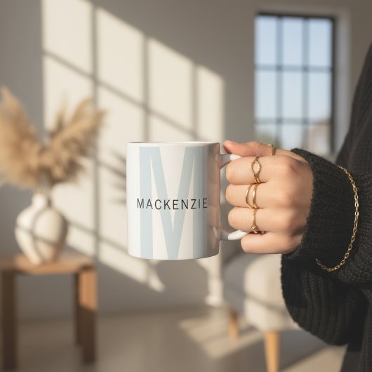 Personalisierter Himmelblauer Monogramm-Becher als Kaffeetasse
