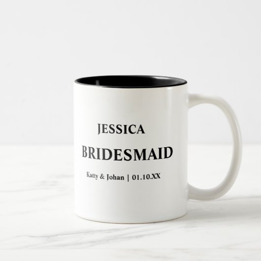Personalisierter Hochzeitstag und Name Bridesmaid Zweifarbige Tasse (Rechts)