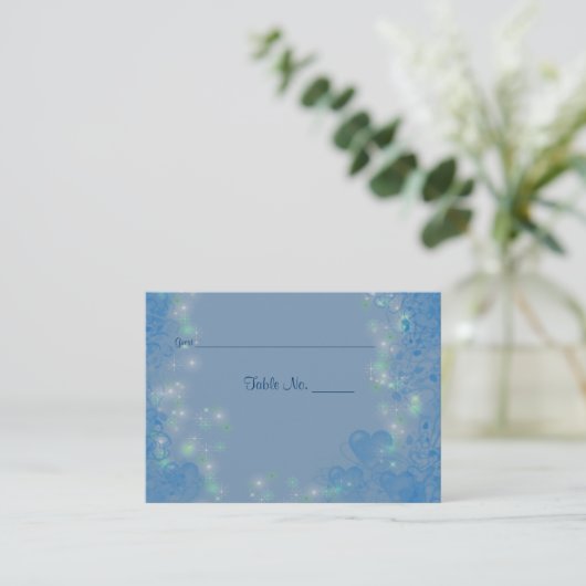 Personalisierter Hochzeitstisch mit blauen Herzen Platzkarte (Stehend Vorderseite)