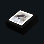 Personalisierter Hundefüßer Foto Holzkeepake Box Erinnerungskiste<br><div class="desc">Ein personalisiertes Foto aus lackiertem Sake. Fügen Sie ein Foto Ihres Hundes oder eines anderen Tieres,  oder jeden,  den Sie Liebe zu diesem Keepsake oder Geschenkboxen. Keramik Kacheldeckel. Ersetzen Sie das Beispiel-Foto durch Ihr eigenes Foto.</div>