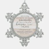 Personalisierter im Himmel Schneeflocken Schneeflocken Zinn-Ornament (Vorderseite)