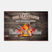Personalisierter Innenhof Chillin' und Grillin' Pa Fußmatte (Vorderseite)