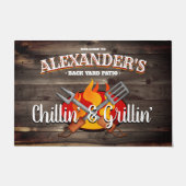 Personalisierter Innenhof Chillin' und Grillin' Pa Fußmatte (Vorderseite)