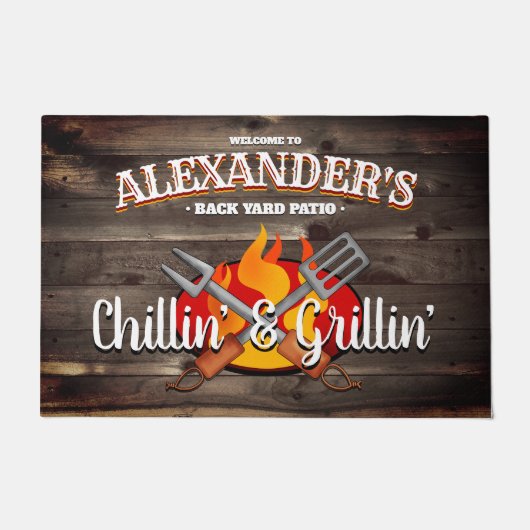 Personalisierter Innenhof Chillin' und Grillin' Pa Fußmatte (Vorderseite)