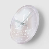 Personalisierter Iridescent Pearl Wedding Jubiläum Runde Wanduhr (Winkel)