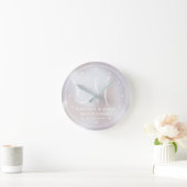 Personalisierter Iridescent Pearl Wedding Jubiläum Runde Wanduhr (Zuhause)