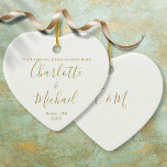 Personalisierter Jahrestag der Hochzeit Keramik Ornament<br><div class="desc">Mit goldenem Signaturstil kann diese schicke Hochzeit- oder Jubiläumsdekoration mit Ihrer speziellen Jubiläumsbotschaft,  Namen und einem besonderen Datum mit Monogramminitialen auf der Rückseite personalisiert werden. Entwickelt von Thisisnotme©</div>