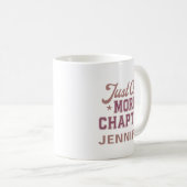 Personalisierter Just-One-More-Chapter-Becher für  Kaffeetasse (VorderseiteRechts)