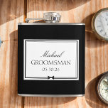 Personalisierter klassischer Simple Bowtie Trauzeu Flachmann<br><div class="desc">Toast zum Trauzeuge im Stil mit diesem schlanken, personalisierten Kolben. Dieser mit einer klassischen Schwarz-Weiß-Ästhetik entworfene Kolben kann mit seinem Namen, seiner Rolle und seinem Hochzeitsdatum angepasst werden, was ihn zu einem hervorragenden Geschenk macht. Dieser Fass ist ideal für Hochzeitsfeiern oder als unvergesslicher Sake geeignet und verleiht jedem Anlass eine...</div>