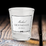 Personalisierter klassischer Simple Bowtie Trauzeu Schnapsglas<br><div class="desc">Dieses personalisierte Schiebeglas ist das ideale Geschenk für Ihre Trauzeugen! Mit einem schicken, minimalistischen Design mit elegantem Skripttext, einem Bowtie-Icon und einem individuell anpassbaren Namen und einem Hochzeitsdatum fügt es Ihrem besonderen Tag eine raffinierte Touch hinzu. Egal, ob Sie auf der Junggesellenparty oder während der Hochzeitsfeier feiern, dieses Glas aus...</div>