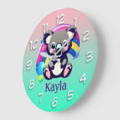 Personalisierter Koala-Bär und Regenbogen Große Wanduhr (Winkel)