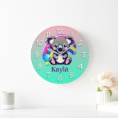 Personalisierter Koala-Bär und Regenbogen Große Wanduhr (Zuhause)